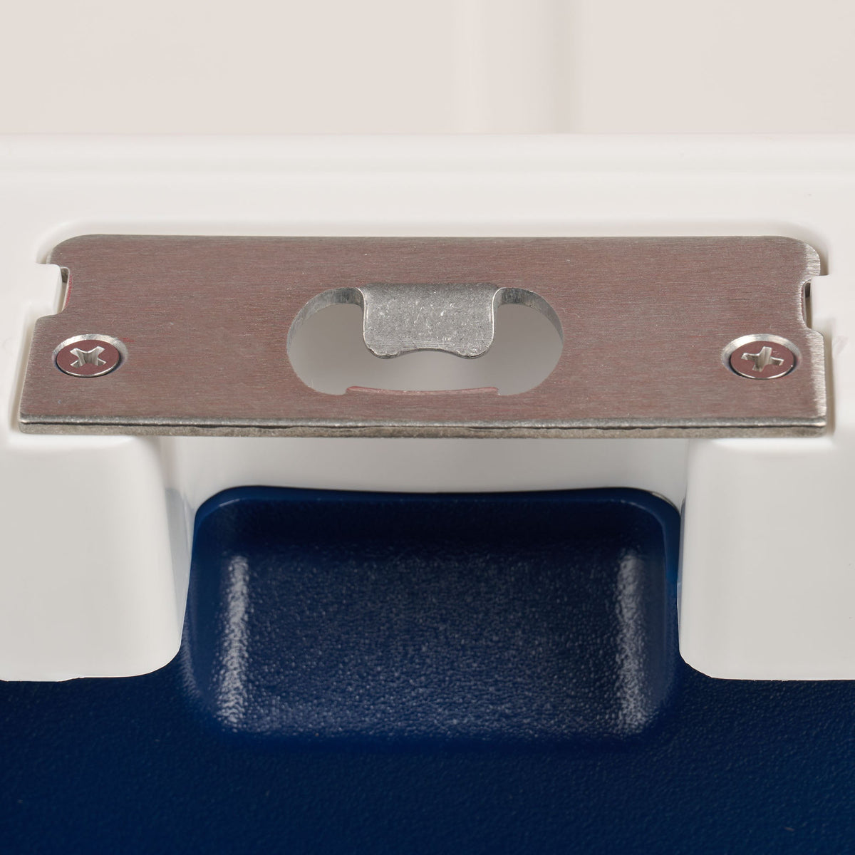 trailmate-75-qt-roller-cooler-u1 00035111-BO.jpg